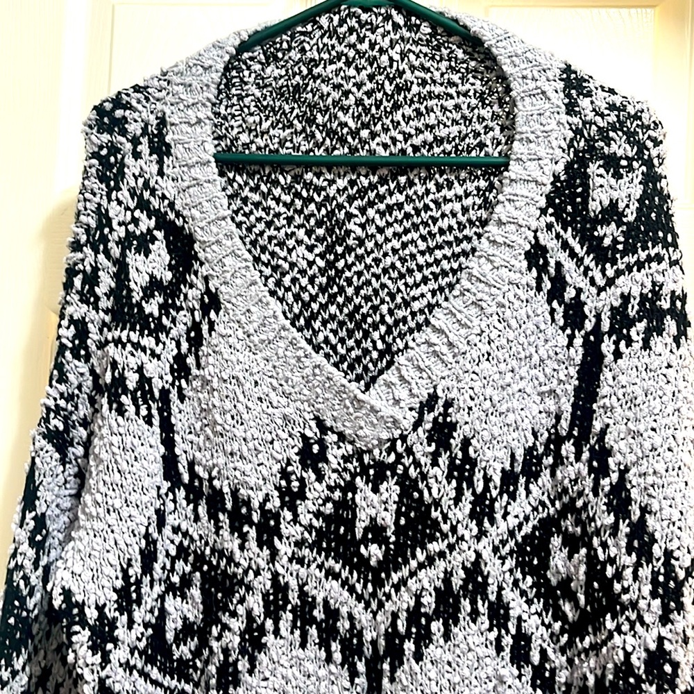 Women’s wide arm sweater